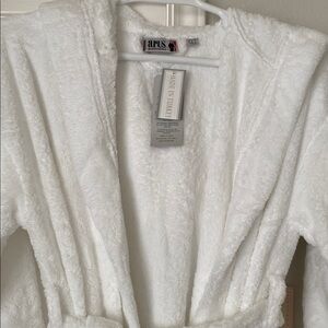 Women's NWT Arus Plush White Robe